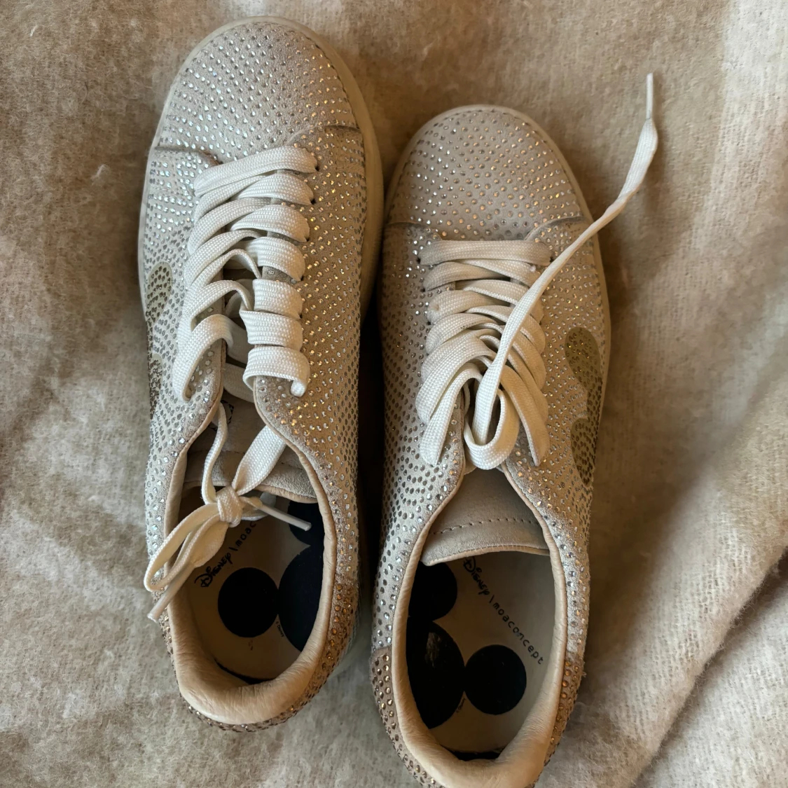 Beige sneakers med glittriga detaljer - 93