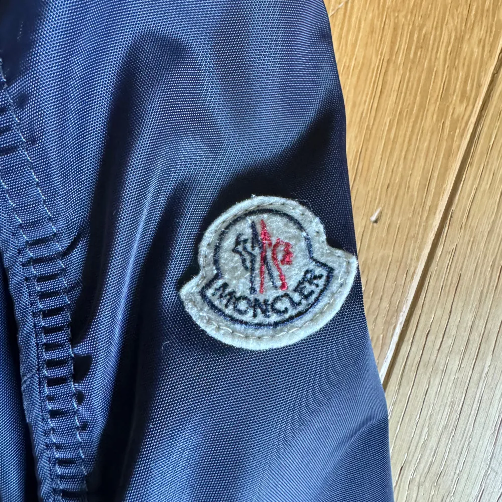 Moncler jacka storlek M Säljer för den är för liten för mig nu. Jackor.