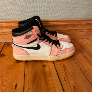 Skor Jordan  - Säljer mina skor då dem inte kommer till användning längre. Dom är i storlek 39 men funkar även för mig som oftast har 38. Köparen står för frakten💕 