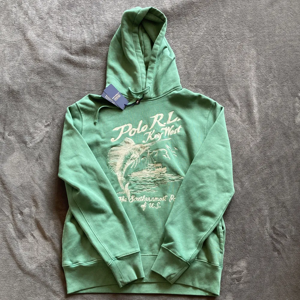 Tja, säljer nu en riktigt efterfrågad och fet hoodie ifrån Ralph lauren! Den är sprillans ny och aldrig använd, tags och påse inkommer med köpet. Denna är slutsåld överallt, den är köpt på Nk för 3000kr men mitt pris är 2299!Hör av er vid intresse!. Hoodies.