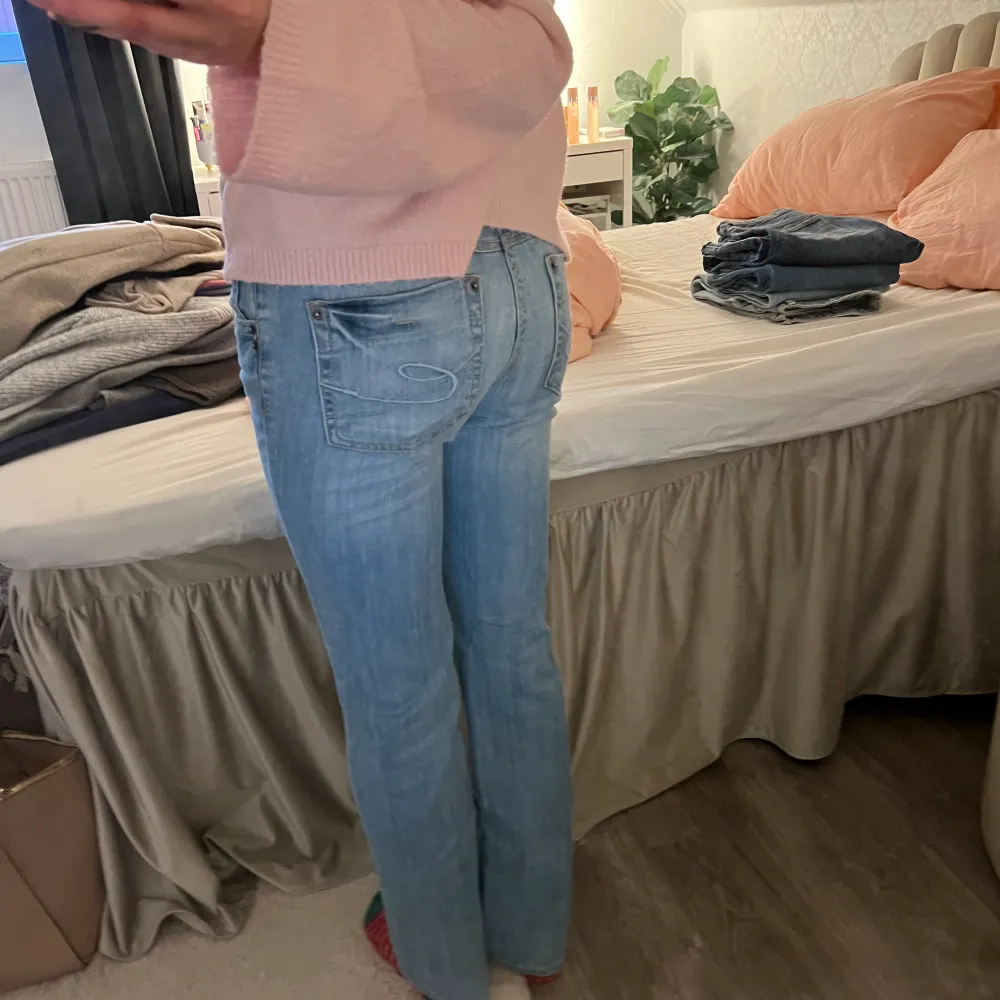 Supersnygga lågmidjade jeans som inte kommer till användning. Storlek 28, bra i längden på mig som är 170 😁. Jeans & Byxor.