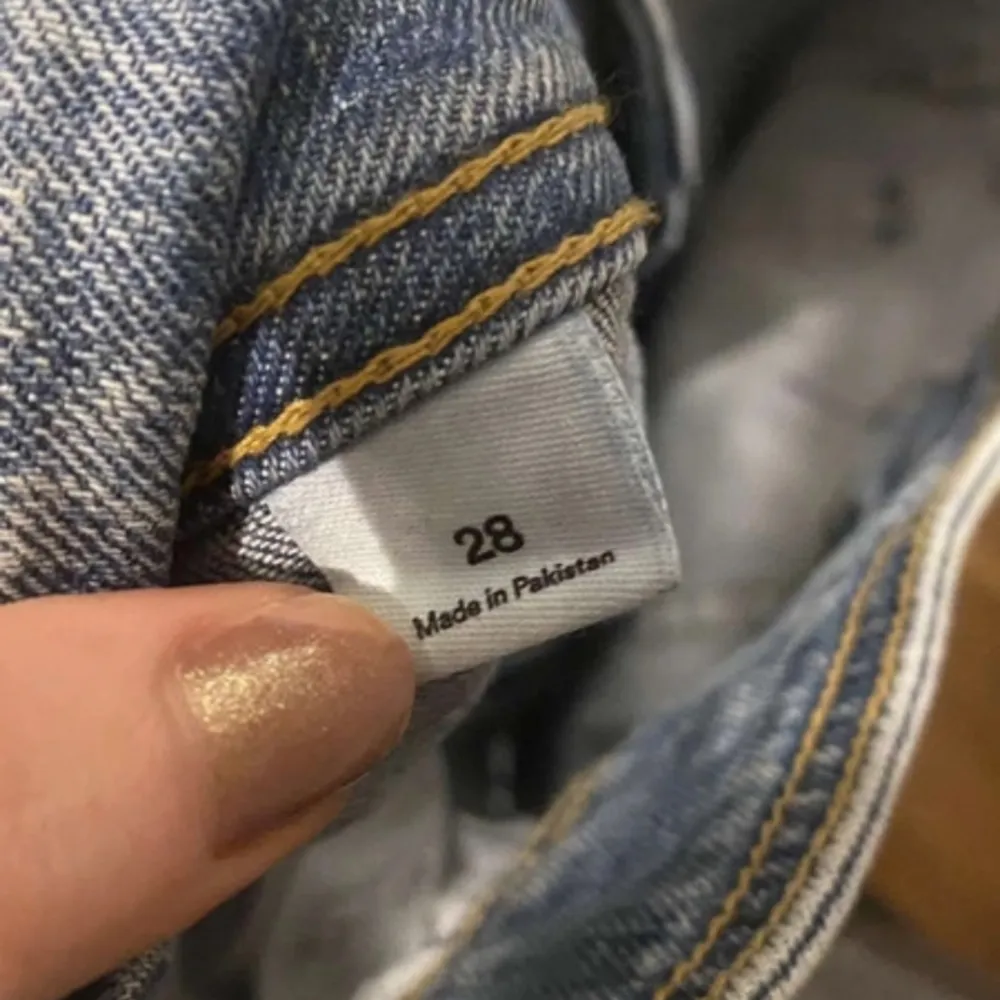 jättefina jeans storlek 28. midjemått 78cm o innerbenslängden 80cm. Jeans & Byxor.