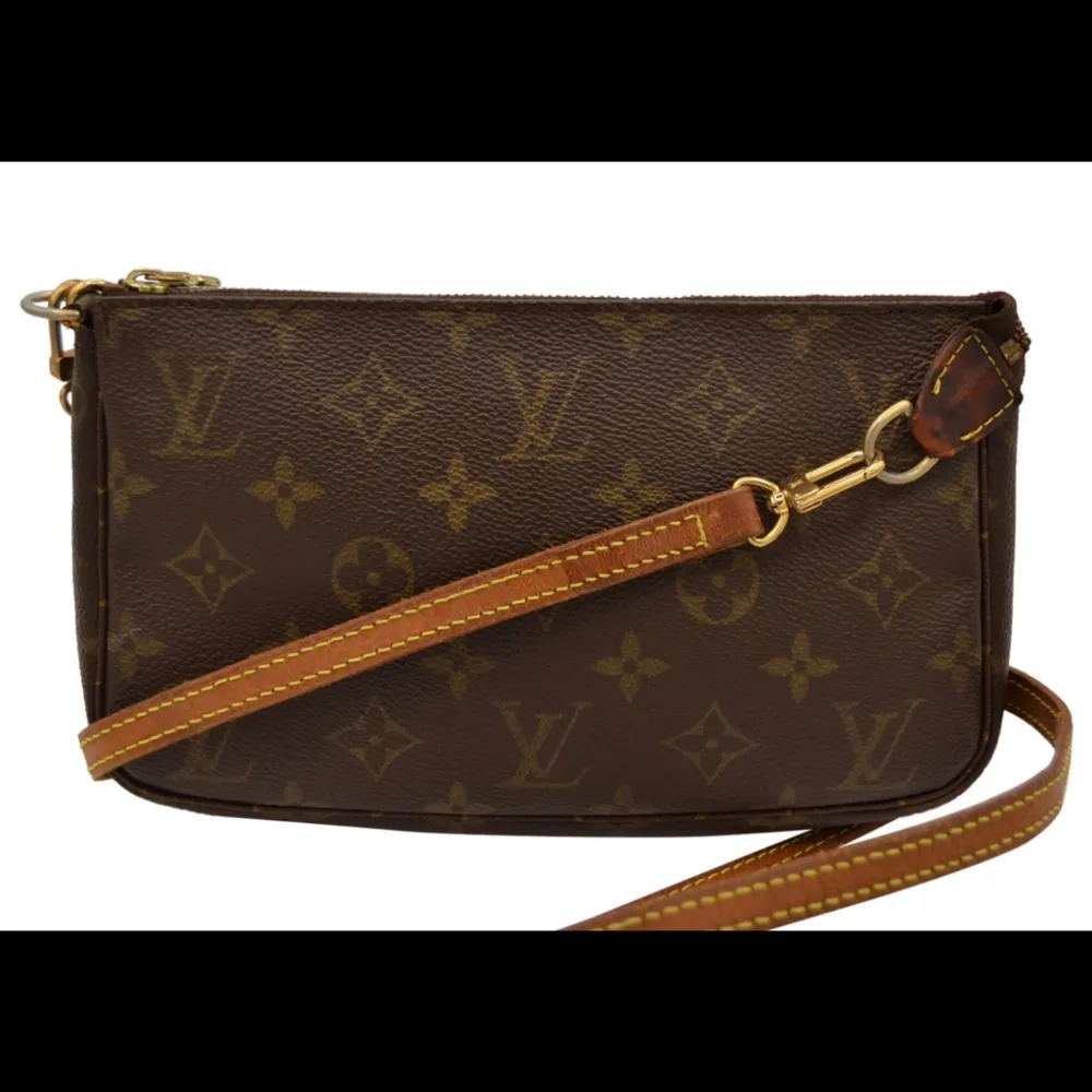 Louis Vuitton pochette i använt men gott skick. Enbart logo och dragkedja som ser använt ut. Köpt på Vestiaire collective 2021 för 7500kr. Inget kvitto/dustbag finns men är säkerhet/äkthetskvalificerad ifrån Vestiaire.    Skickar gärna fler bilder🤎. Väskor.