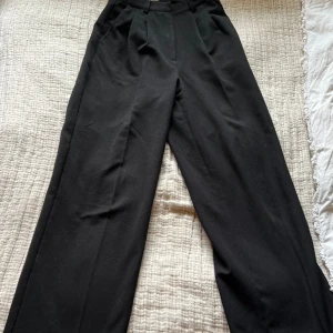 Svarta kostym byxor från monki - Byxorna är i använt skick🤍