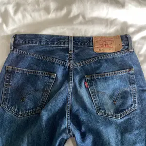 Säljer ett par mörkblå Levis jeans i modellen 501! Storlek 32/30, passar mig som oftast har 36/38 i byxor. Finns ett litet hål vid insidan av låret, kan skicka bild på det om det önskas🎀