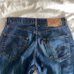 Levis 501 - Säljer ett par mörkblå Levis jeans i modellen 501! Storlek 32/30, passar mig som oftast har 36/38 i byxor. Finns ett litet hål vid insidan av låret, kan skicka bild på det om det önskas🎀