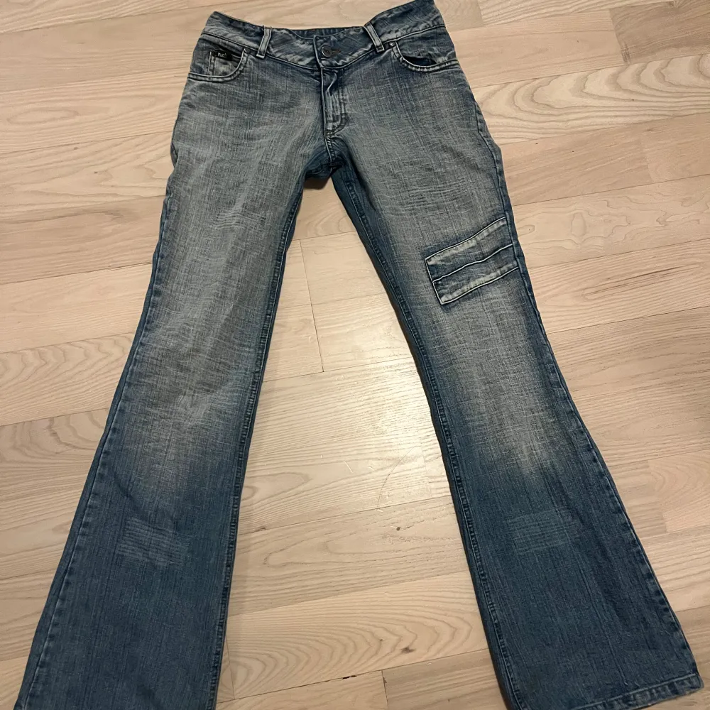 Ett par ljusblå lågmidjade bootcut jeans från märket Rude! Passar mig i längden som är ca 171 lång!. Jeans & Byxor.