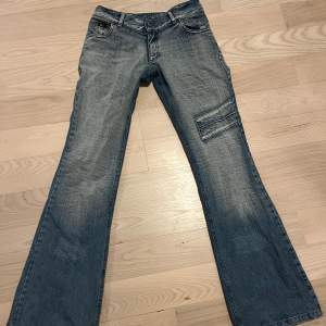 Ett par ljusblå lågmidjade bootcut jeans från märket Rude! Passar mig i längden som är ca 171 lång!