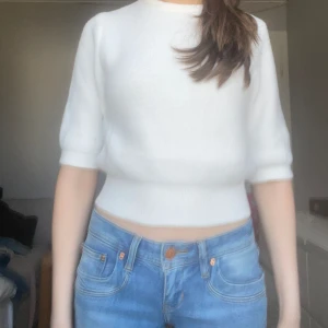 Stickad t-shirt - Jätte mjuk vit stickad t-shirt. Aldrig andvänd. Köpt i höstas för 379 kr på zara men hittar den inte på hemsida. Materialet är jätte mysigt och nästan lite luddigt. Skriv bara om du undrar något!❤️❤️❤️