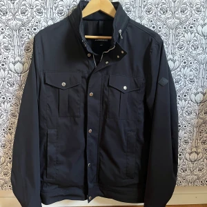J.Lindeberg Field jacka - J.lindeberg jacka i riktigt bra skick. Köpt för 3400. Säljs för 1899kr🙌🏼