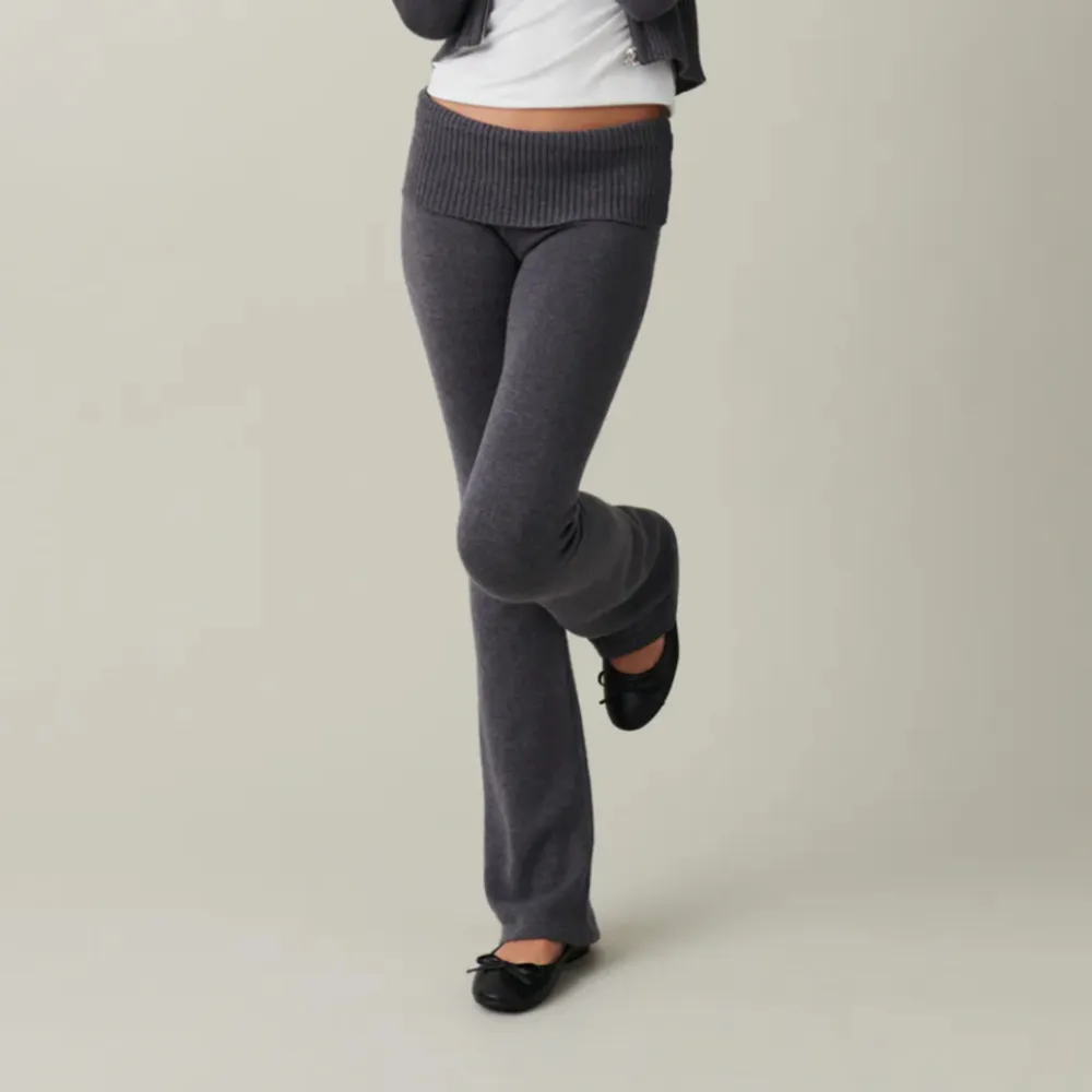 Jätte fina och sköna stickade yoga pants från Gina i storlek 170, säljer då dem var alldeles för korta för mig. Slut på hemsidan 💕Säljer även i svart 🌸dem är nya med prislappen kvar. Jeans & Byxor.