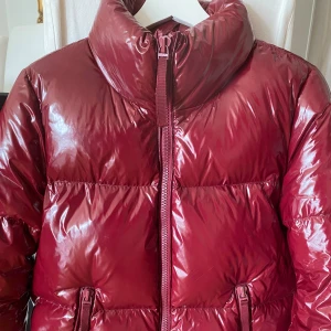 Tommy hilfiger jacka  - Storlek S Använd fåtal gånger då de inte är min stil längre. Inget slitage.  Som ny.  Jag har storlek XS-S och den passar mig. Väldigt varm, vinterjacka passar även till skidbacken Priset kan diskuteras vid snabb affär 