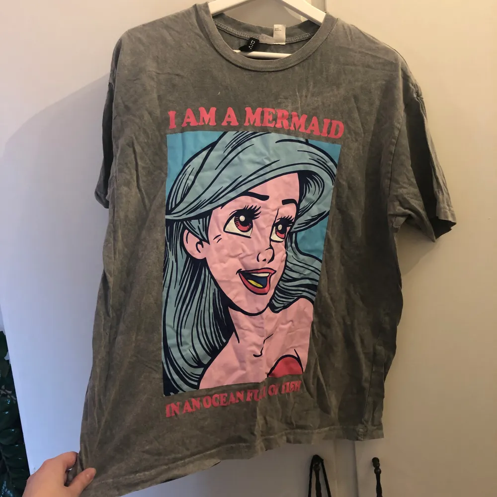 en T-shirt med ariel på, köpt för längesen för ett fest tema så endast använd en gång 💗. T-shirts.