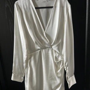 Klänning - Säljer nu min fina vita satin klänning från ZARA. Säljer då den tyvärr är lite för tight för mig. Använd 1 gång! 🥰🥰 Skriv för mer info och fler bilder