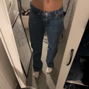 Weekday jeans  - Fint skick, inte så använda. Lågmidjadw jeans som är lite ”baggy” på mig vid låren men skitsnygga ändå! Storleken är waist osv så osäker men skulle säga storlek 34. Kan kolla up ifall de är viktigt. Originalpris 500 tror jag.