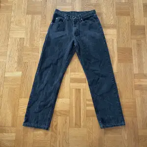 Svarta stentvättade Wrangler Jeans! I bra skick men har lite defekter, kan skicka bild vid intresse! Uppskattar till storlek ell större 36/38?