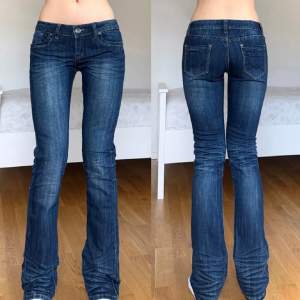 Intressekoll på mina low waist straight jeans som är köpta här på plick!! passade tyvärr inte mig💞jätte bra skick midjemått: 82 innerben: 82 