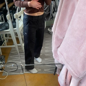 Jordan jeans  - Hej säljer mina Jordan jeans som inte kommer till användning. Har du några funderingar så tveka inte på att höra av dig.🌸😊 Nypris ca 1000