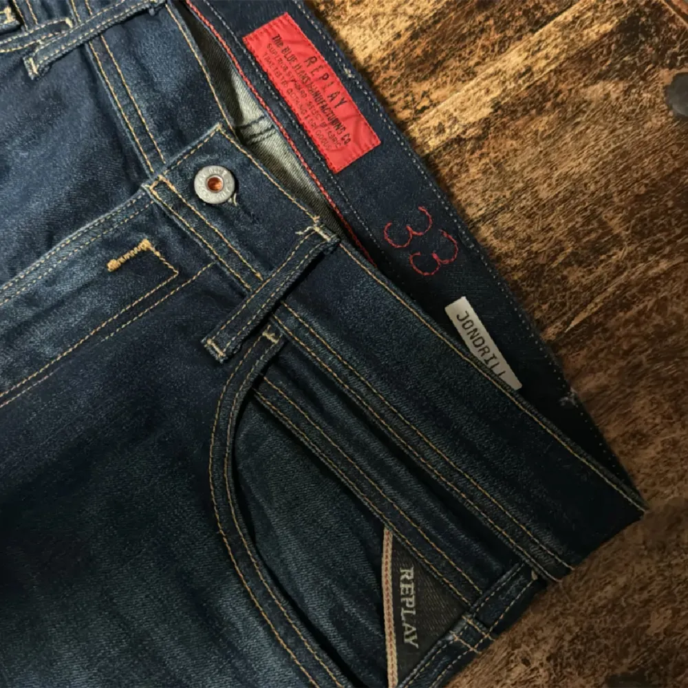Tja, säljer ett par feta Replay jeans i modellen Jondrill! Byxorna är i nyskick utan defekter. Endast använda några gånger. Storlek 33/34, nypris på Asos är 2200kr. Priset går att diskuteras så tveka inte att höra av dig om frågor uppstår!. Jeans & Byxor.