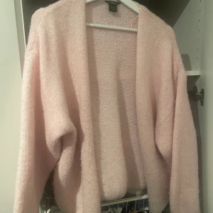 Lindex Kofta - Säljer nu min rosa kofta från Lindex, väldigt fin! Storlek M/L, nypris 399❤️