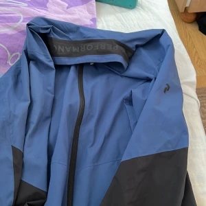 Peak jacka tunn - Jätte fin men väldigt tunn jacka finns några små jack i fickorna men annars jätte fin 