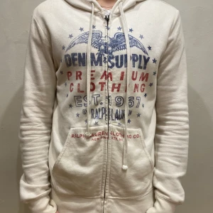 Hoodie Ralph Lauren  - Hoodie Ralph Lauren  Modell: 184cm och väger 84kg  Skick: allmänt använd  Material: Bomull 