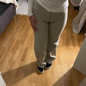 Grå jeans H&M - Gråa highwaisted Straight/Wide leg jeans ifrån H&M i strl 34 men skulle säga att det även passar er med strl 36! Helt oanvända🙃