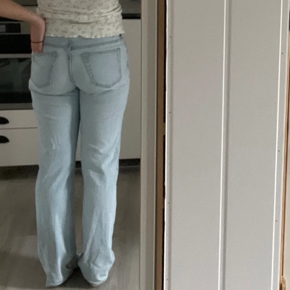 Weekday jeans i modellen arrow i storlek 28/32, skulle säga att de motsvarar en Small. Jeans & Byxor.