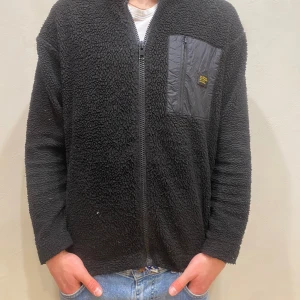 Fleece Jacka Vailent  - Fleece Jacka Valient  Modell: 184cm & väger 84kg  Skick: allmänt använd  Färg: svart Material: polyester 