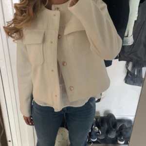 Vit kappa - Vit kappa från Zara, använd fåtal gånger, inga defekter💕strlk M men passar S