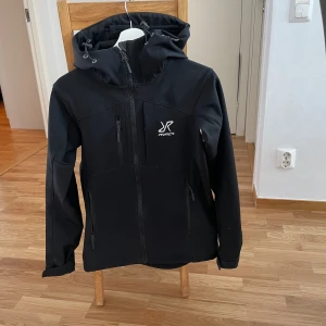 Revolution race jacka - Säljer nu min revolutionrace jacka då den inte kommer till användning. Använd fåtal gånger så den är som ny. köpt för 1299,  Billigare vid snabb affär!