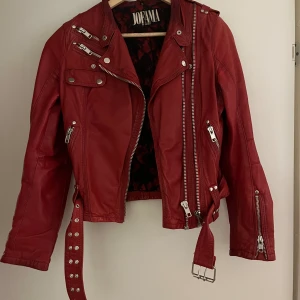 Skinnjacka  - Nästan helt ny kensa skinnjacka som bara har använt enstaka gånger som ny. Kostat nypris 3900kr