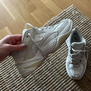 Nike Tekno  - Ett par unika Nike sneakers, begagnat skick men fortfarande fina, tyvärr för små 🤍 