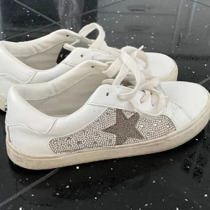 Steve madden sneakers  - Super fina glittriga sneakers ifrån Steve Madden, storlek 39💗Fint skick och dem är hela i hälen, säljer de för 400kr (pris kan diskuteras) (silvriga märket på snörerna sitter inte kvar) 