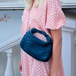 nunoo väska - använd fåtal gånger, så i ett väldigt bra skick, kolla sista bilder för att se färgen på väskan bättre🪸nypris är 1000kr