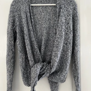 Stickad kofta från Abercrombie kids - Stickad kofta i blå-grå färg. Köpt i New York. Fint skick.storlek M (ca 152-158)