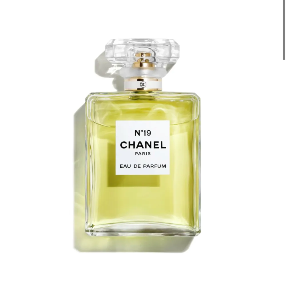 Chanel parfym som har endast testats. Doften är nr 19. Det är 100 ml och kartongen finns kvar med påse och krosett. Skriv för fler frågor❤️. Övrigt.