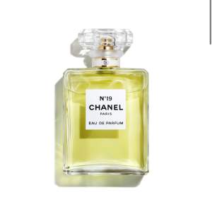 Chanel parfym som har endast testats. Doften är nr 19. Det är 100 ml och kartongen finns kvar med påse och krosett. Skriv för fler frågor❤️