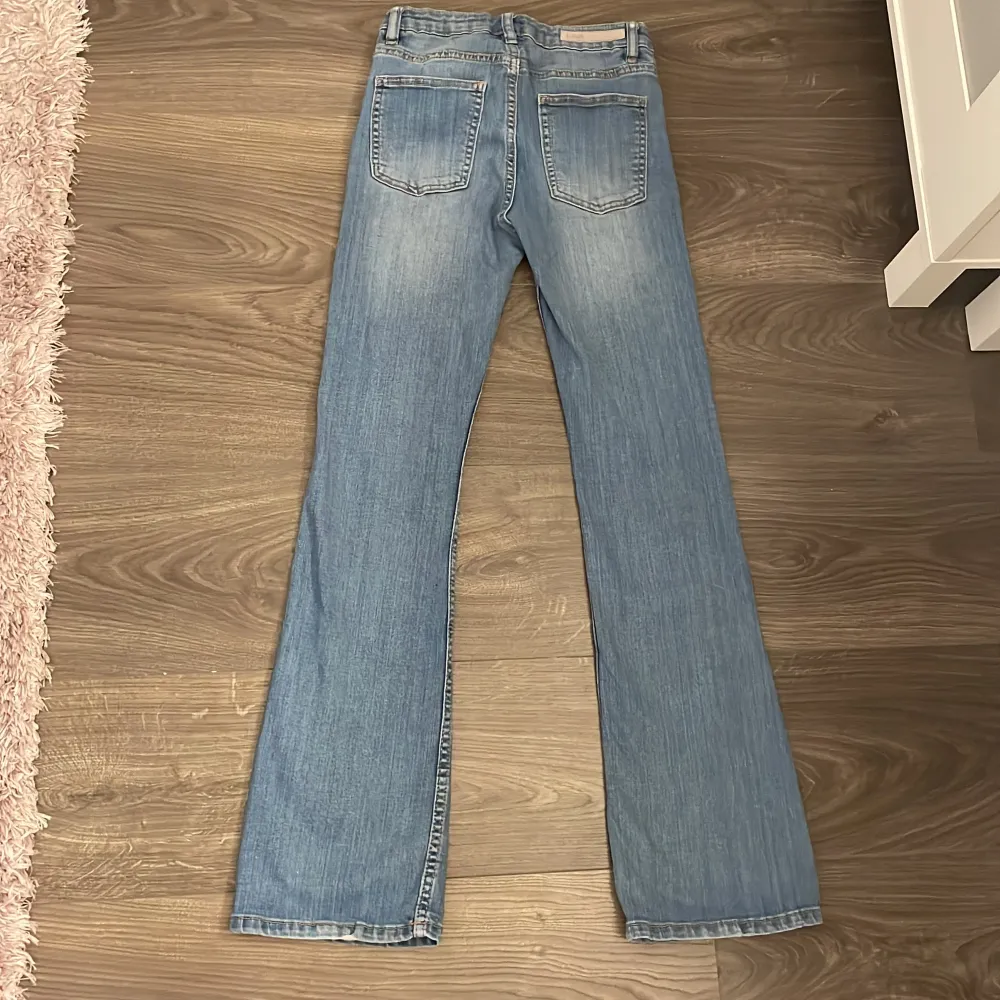 Blåa bootcut jeans. . Jeans & Byxor.