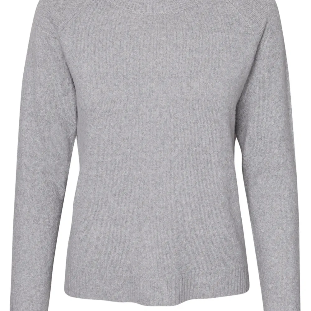 En fin grå stickad tröja från Vero moda. Använd cirka 3 gånger. Inga defekter. Nypris 249 kr. Skriv för mer information!. Stickat.