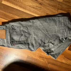 Levis jeans  - Ett par fina Levis byxor,bra skick.använder inte de mer,de passar inte mer. Köpte för 1100(OM DU VILL HA MER BILDER SKRIV PRIVAT)