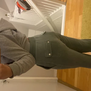 Byxor från Juicy Couture - Juicy couture byxor i färgen chinois green. Storlek XS och är bra längd på mig som är 160 lång. Köpta här på plick, inga metallbitar på snörena (därav priset) men annars i perfekt skick! Säljer för jag har andra färger som jag använder mer 💕