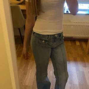 Jeans med fickor  - Säljer mina populära jeans från hm! De är helt slutsålda 💞skriv om du hår någon fråga! Lägger up dom på nytt