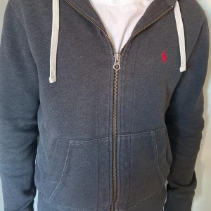 Ralph Lauren Zip  - Tja! Säljer denna feta Ralph Lauren Zip i storlek S för endast 449! Skicket på tröjan är 9/10. Pris kan diskuteras vid snabb affär. Skriv vid frågor eller funderingar.