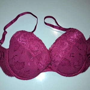 Rosa behå  - med push-up inlägg. Säljer för att använde aldrig behån på grund av färgen.