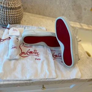 Christian Louboutin - Säljer dessa feta loubs i storlek 41 1/2 Skick:9/10 Fås med dustbags,spikes,skosnören och låda. Priset ej hugget i sten