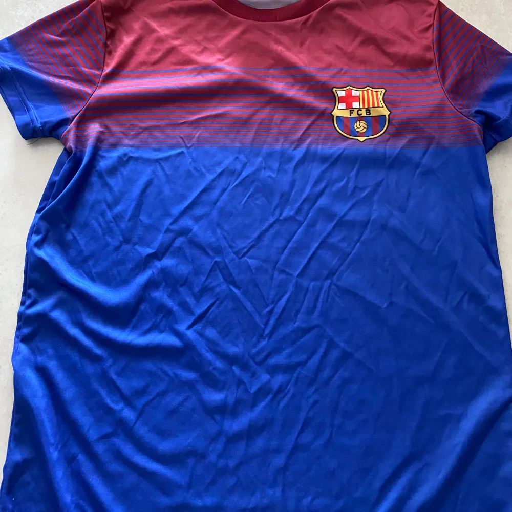Nike Fc Barcelona fotbollströja för damer. Storlek 170 Skitsnyggt och passar jättebra. . T-shirts.