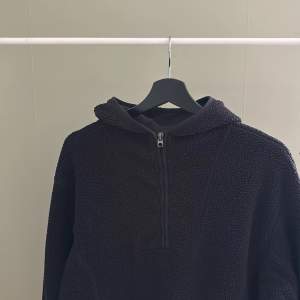 Svart tunn fleece tröja/tunn jacka från H&M sport i storlek M. Använt skick. 
