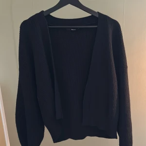 Svart öppen kofta med vida armar - Svart kofta storlek M/L från Bikbok. Lite ballongformade ärmar som går ihop i slutet vilket ger en väldigt fin passform. I bra skick, lapparna sitter dock lite löst. 