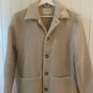 Ull jacka - A days march - Ull jacka från a days march. Funkar bra som en tjockare overshirt till våren. Sparsamt använd, skick 8/10.  Ord. 1795